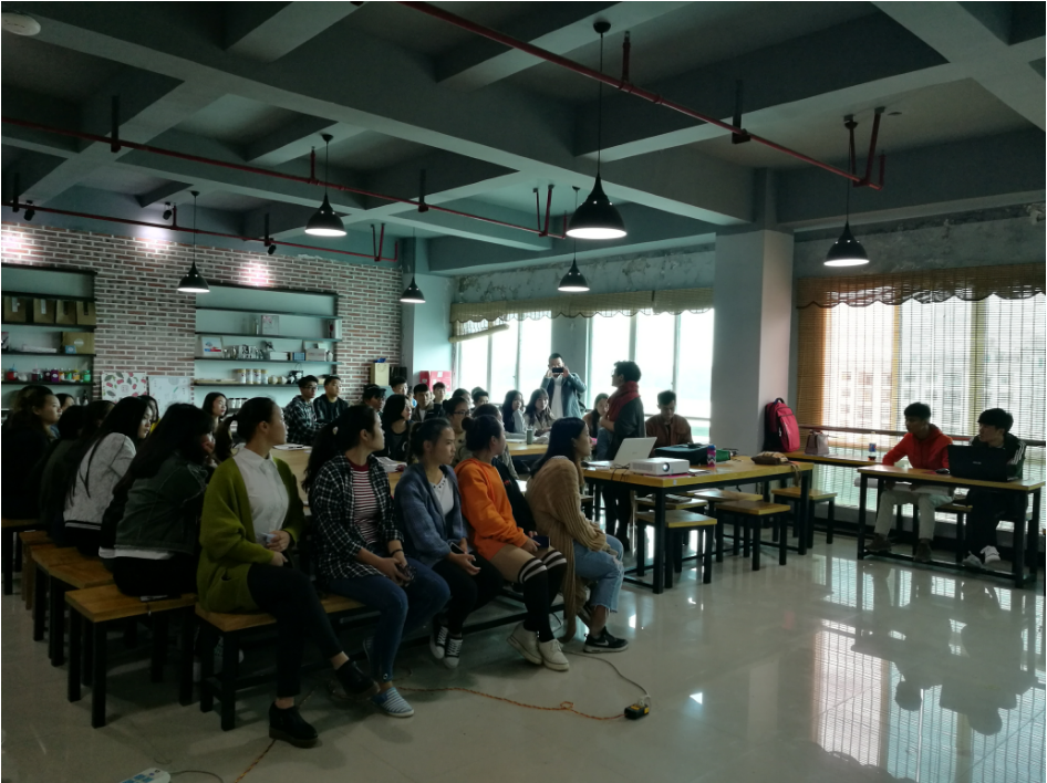 组委会同志作活动简介