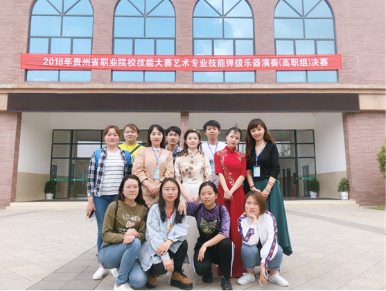 (赛后段雪、周淳老师与全体同学合影)