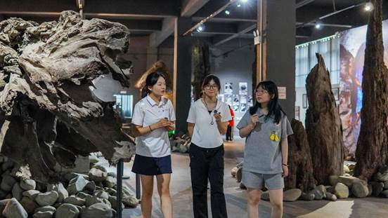 傩堂戏博物馆给游客讲解