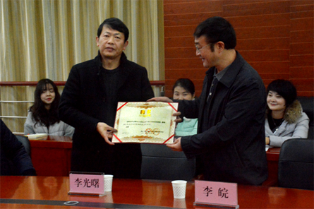 图一 李皖校长为李光曙先生颁证