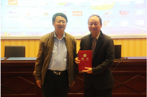 徐伟副校长为岳振老师颁发聘任证书