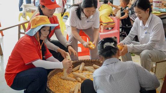 桶井乡-帮老人剥玉米