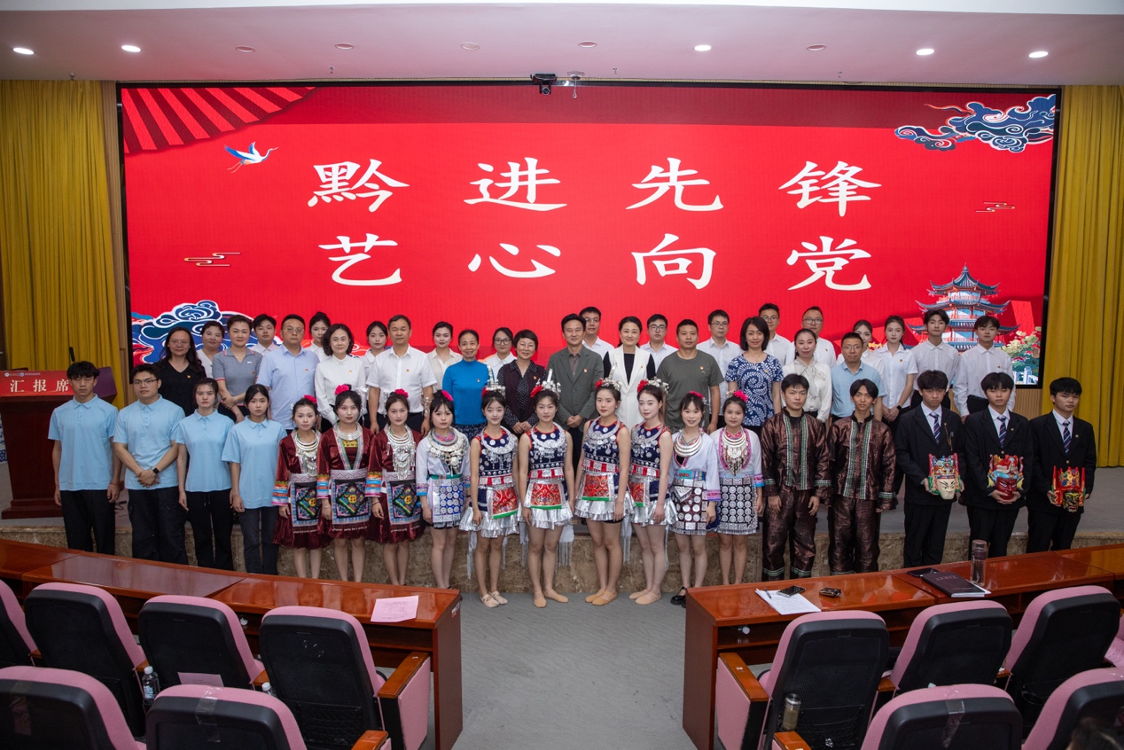 图片包含 人, 室内, 桌子, 房间描述已自动生成