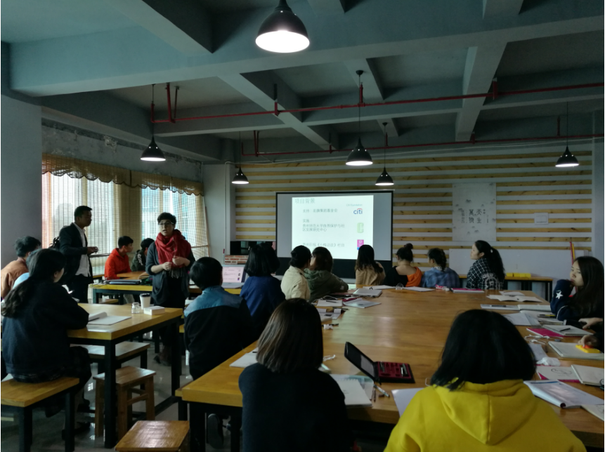 组委会同志作活动简介